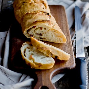 No Knead Sun Dried Tomato and Parmesan Bread