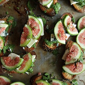 Crostini with Arugula Walnut Pesto, Blue Cheese and Fresh Figs